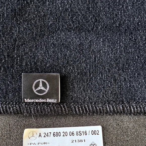 Mercedes carpeted floor mats - Picture 4 of 11
